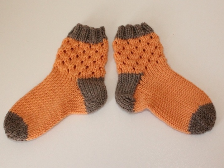 Strickanleitung Babysocken mit Lochmuster, Sohlenlänge 11 cm