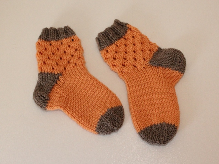 Strickanleitung Babysocken mit Lochmuster, Sohlenlänge 11 cm