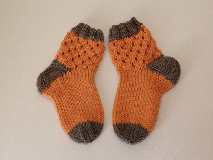 Strickanleitung Babysocken mit Lochmuster, Sohlenlänge 11 cm