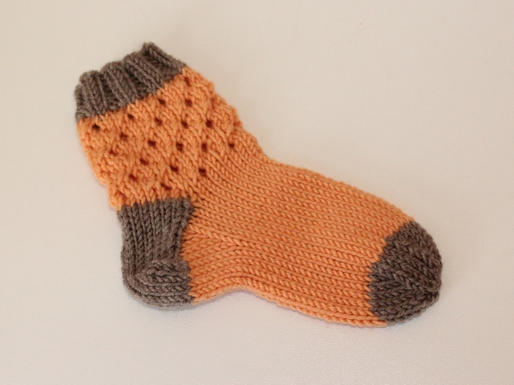 Strickanleitung Babysocken mit Lochmuster, Sohlenlänge 11 cm