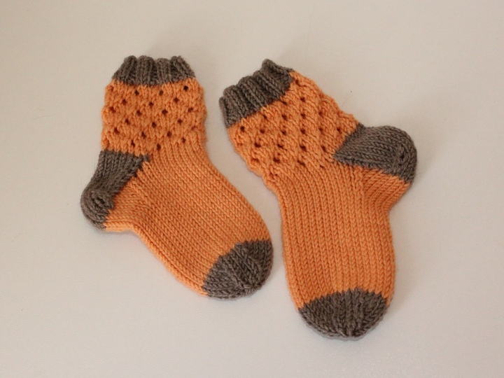 Strickanleitung Babysocken mit Lochmuster, Sohlenlänge 11 cm