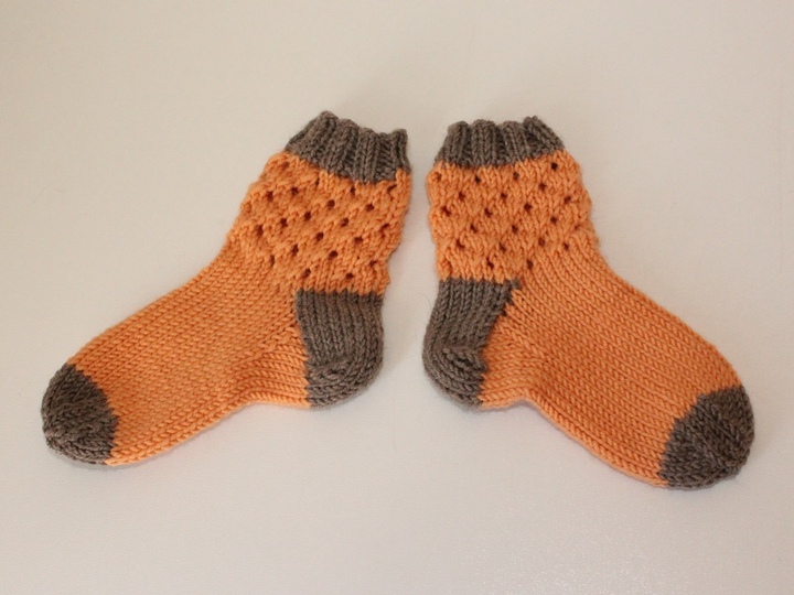 Strickanleitung Babysocken mit Lochmuster, Sohlenlänge 11 cm