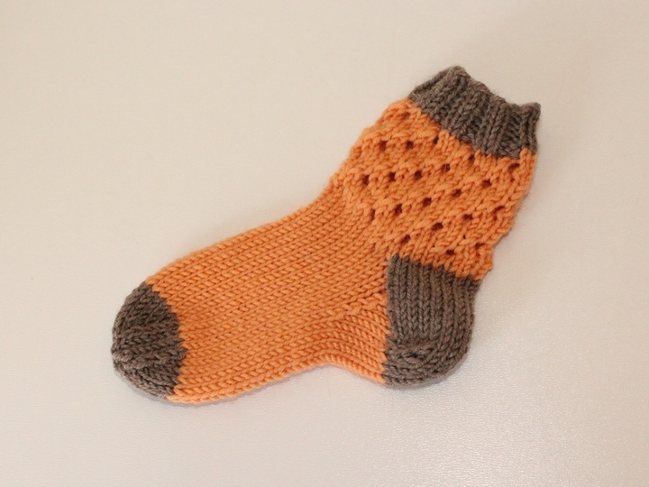 Strickanleitung Babysocken mit Lochmuster, Sohlenlänge 11 cm