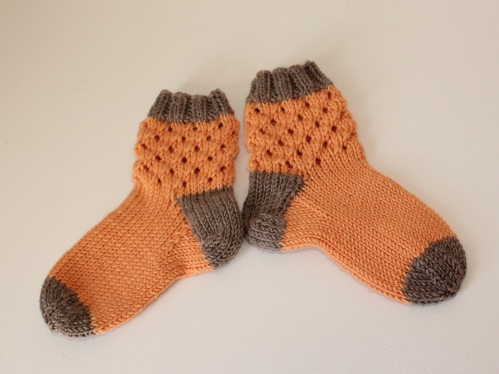 Strickanleitung Babysocken mit Lochmuster, Sohlenlänge 11 cm