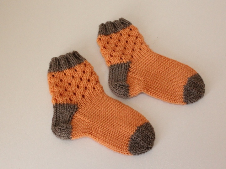 Strickanleitung Babysocken mit Lochmuster, Sohlenlänge 11 cm