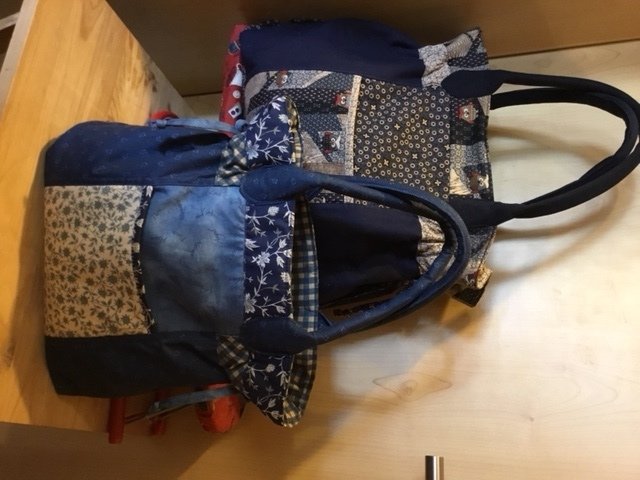 Zwei blaue Patchwork-Stofftaschen mit langen Tragehenkeln
