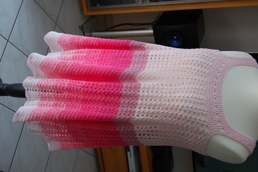 Gehäkeltes Damen-Top auf Schneiderpuppe, Ombré von Rosa zu Pink, Lochmuster