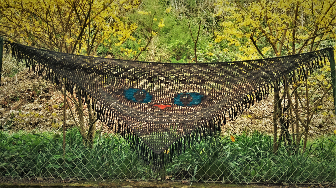 Offenes gehäkeltes Dreieckstuch mit kontrastierendem Katzenmotiv und Fransen