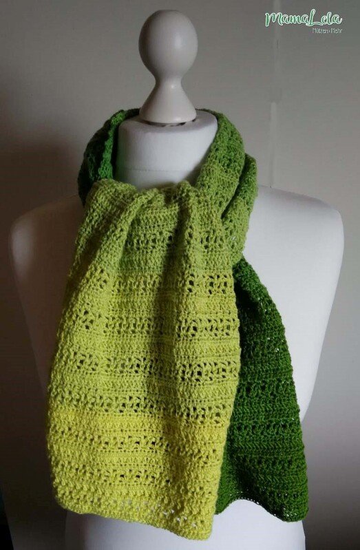 Grüner gehäkelter Schal mit Farbverlauf an weißem Mannequin