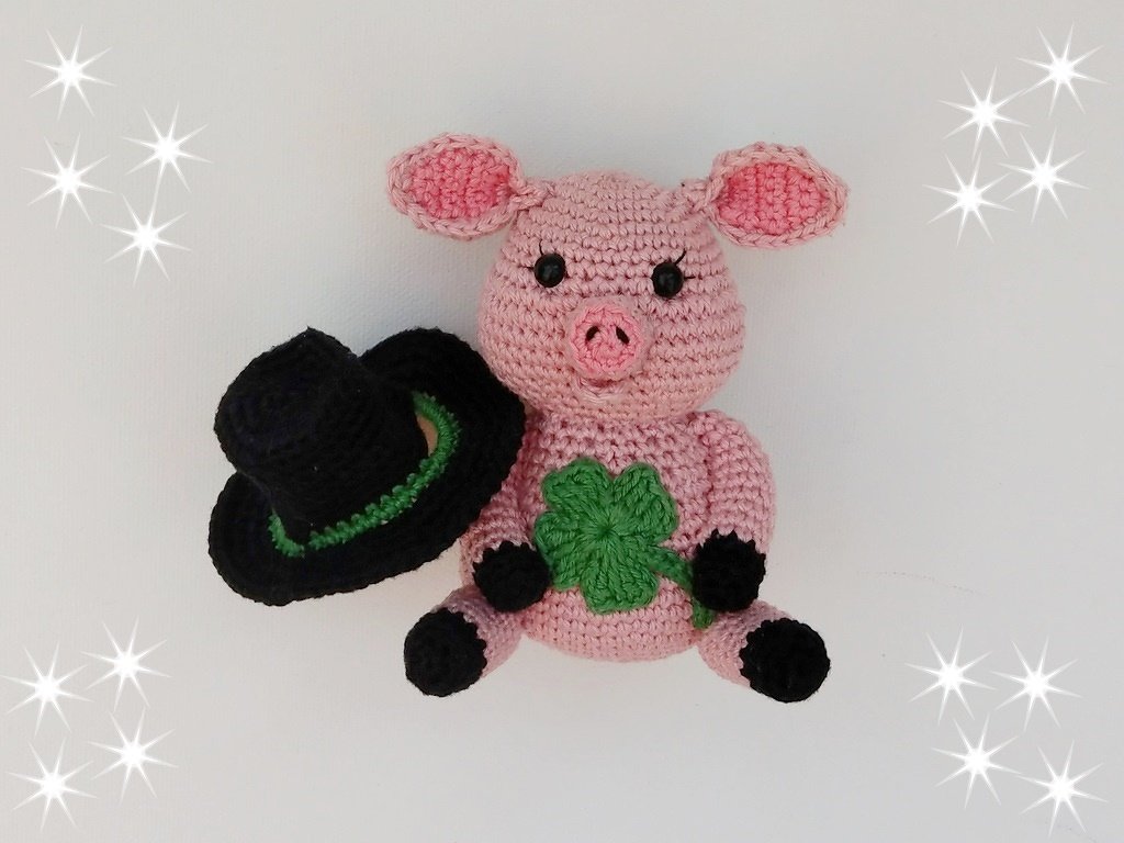 Schnell gehäkeltes rosa Amigurumi‑Schwein mit grünem Kleeblatt und schwarzem Hut