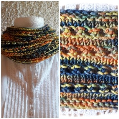 Mehrfarbiger gestrickter Loop-Schal auf weißer Schaufensterpuppe, Nahaufnahme des Musters