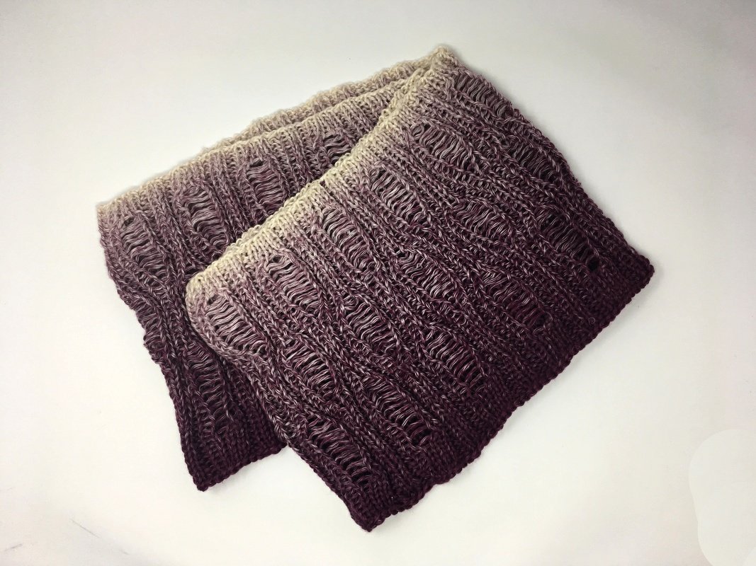 Gestrickter Loop in Ombre-Farben mit Rippen- und verlängerten Maschen