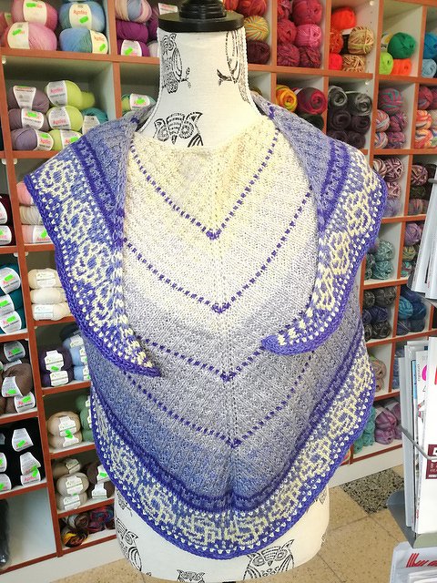 Gestricktes Dreieckstuch in Lila und Grau mit Lochreihen und kontrastreicher Borte auf Schneiderpuppe