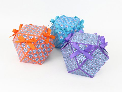 Geschenkschachtel mit Blumenmuster – Bastelvorlagen mit Anleitung