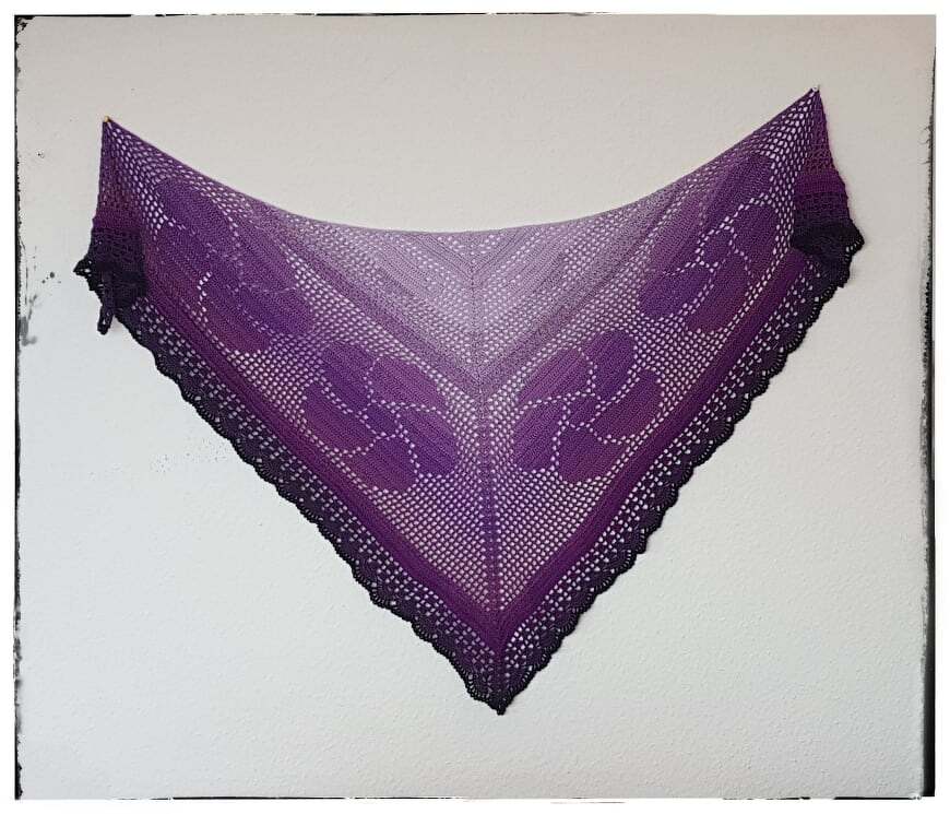 Lila gehäkeltes Dreieckstuch mit Kaffeebohnenmuster und Farbverlauf