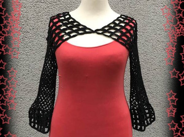 Schwarzer gehäkelter Bolero mit langen Ärmeln und offenem Netzmuster auf Schaufensterpuppe über rotem Top