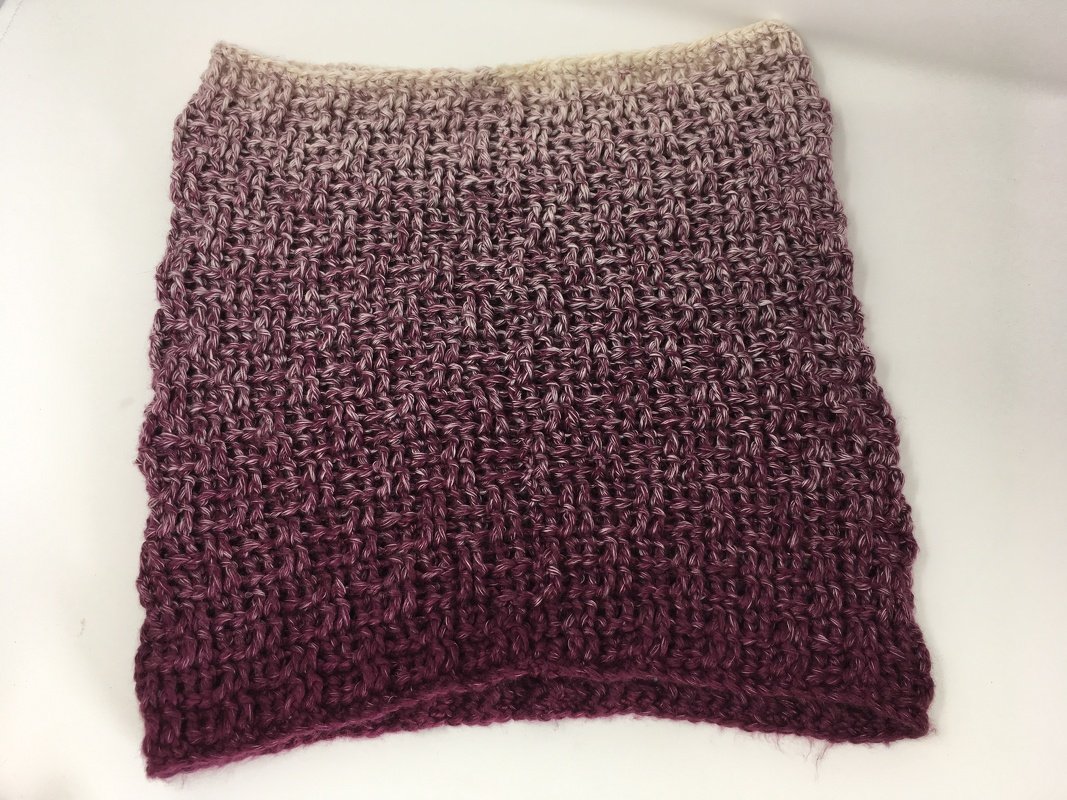 Gehäkelter Loop-Schal mit Ombré-Farbverlauf von Beige zu Burgunderrot