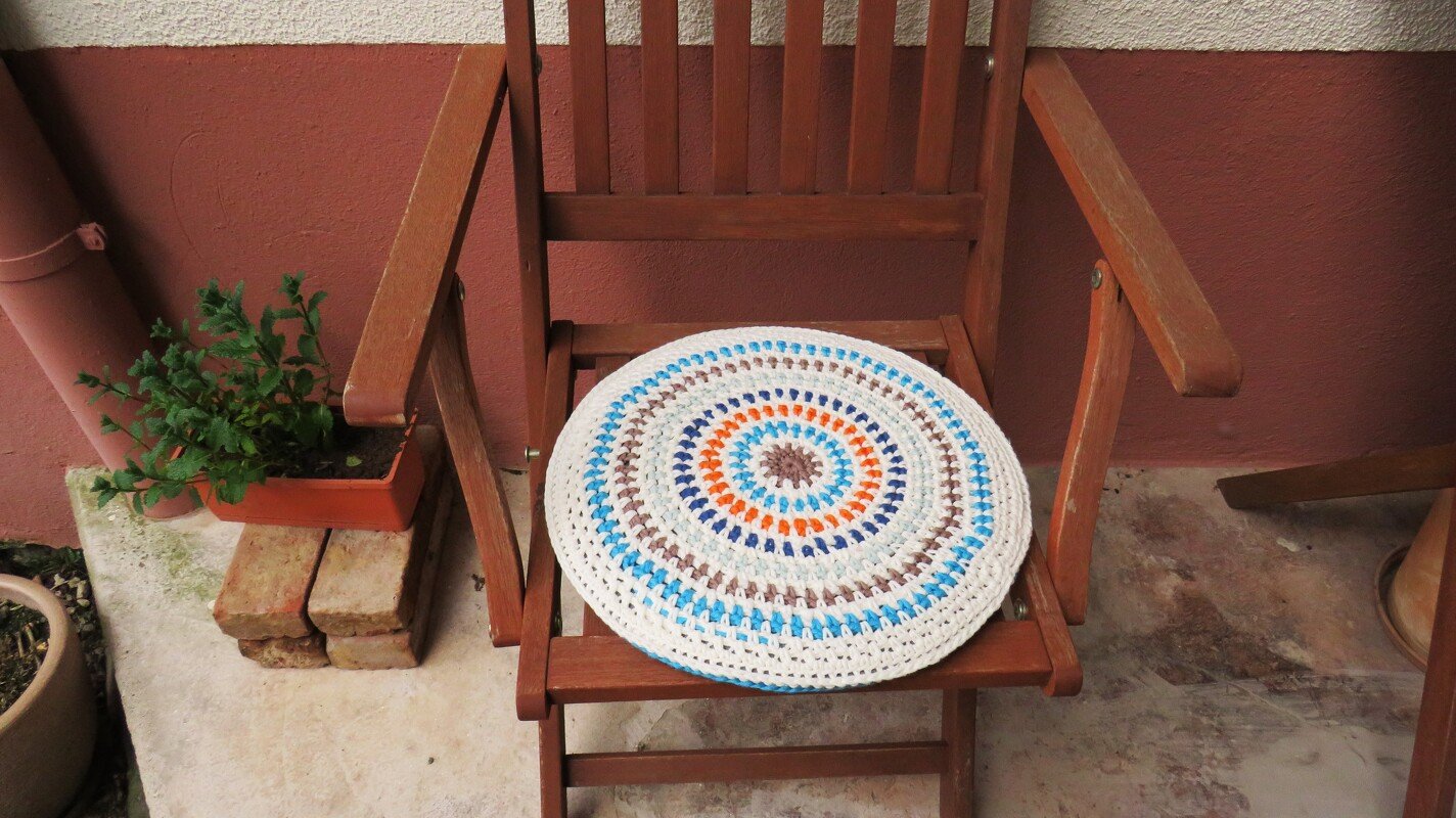 Rundes Sitzkissen im Moss Stitch