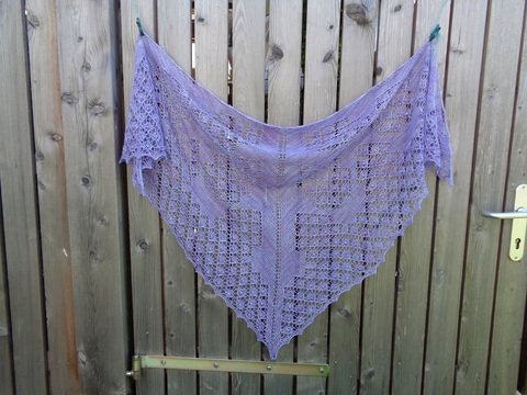 Strickanleitung Tuch "Der Flieder blüht das ganze Jahr"