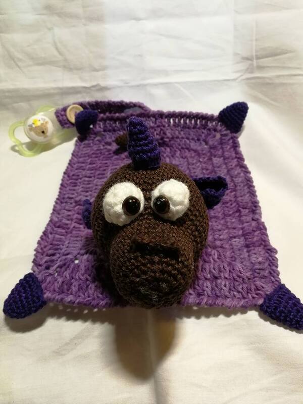 Handgehäkeltes lila Schmusetuch mit braunem gehäkeltem Tierkopf und Schnullerhalter