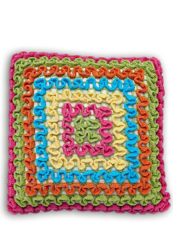 Quadratischer mehrfarbiger gehäkelter Kissenbezug mit konzentrischen Rüschen