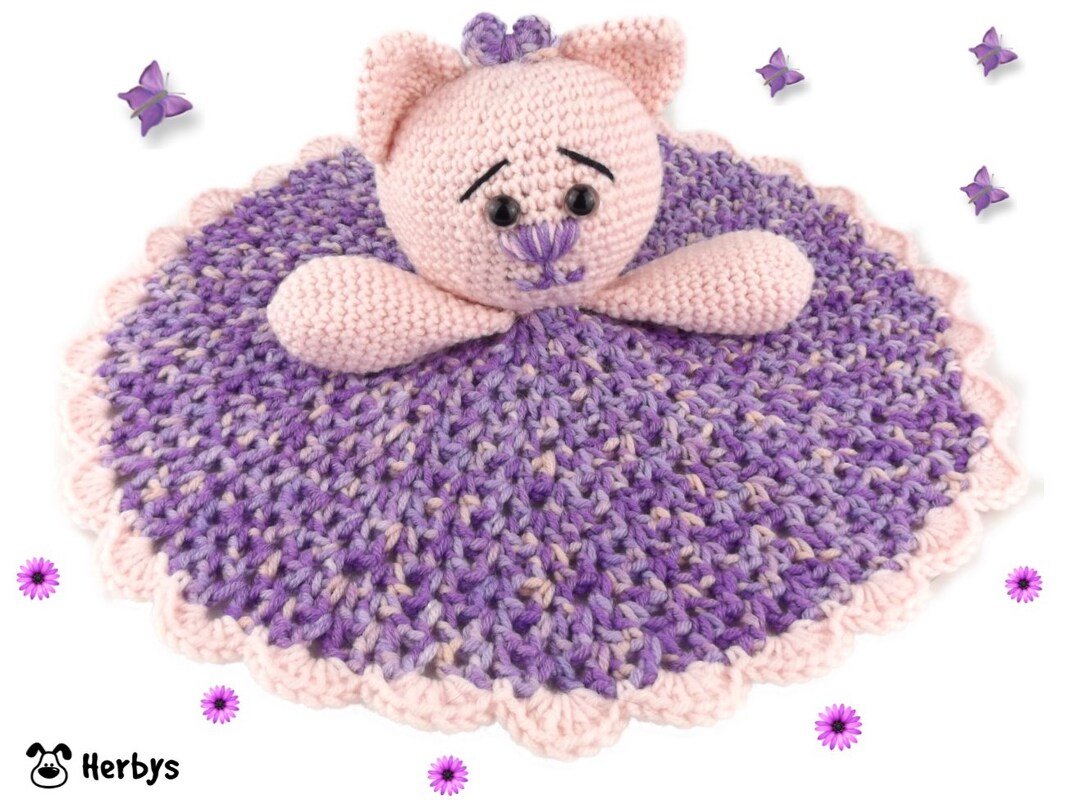 Rundes gehäkeltes Häkeltuch in Violett und Rosa mit angenähtem Katzenkopf