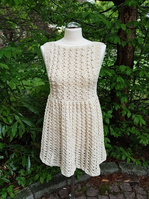 Cremefarbenes ärmelloses Häkelkleid in A‑Linie auf Schneiderpuppe