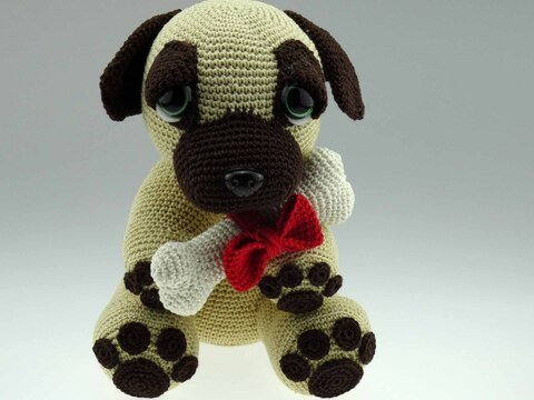 Hund Mops mit Knochen Häkelanleitung Amigurumi