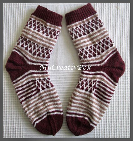 Gestricktes Paar Socken in Burgund und Beige mit Streifen- und Rautenmuster