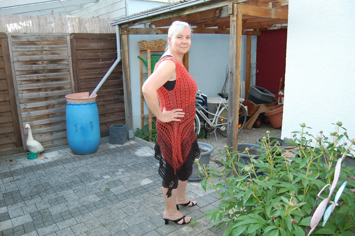 Kleid in Zipfeloptik mit Lochmustermix - Bild 2