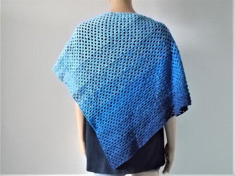 Dreiecktuch - Schultertuch gehäkelt mit 1 Bobbel mit Farbverlauf