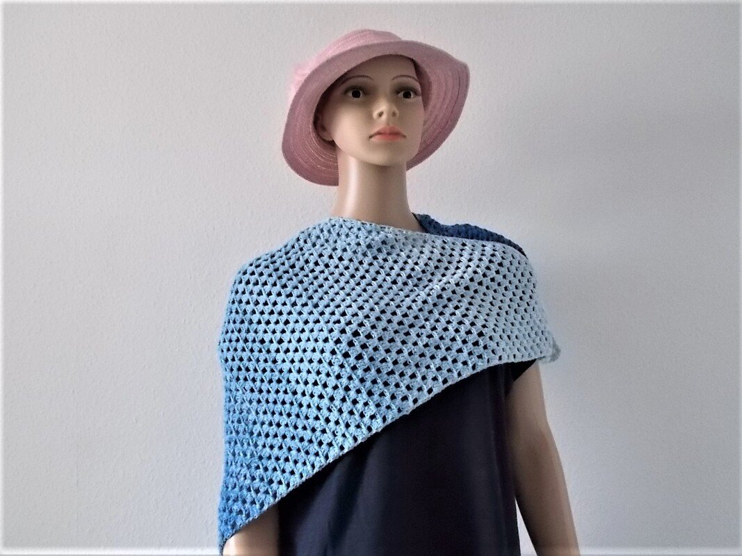 Dreiecktuch - Schultertuch gehäkelt mit 1 Bobbel mit Farbverlauf - Bild 4