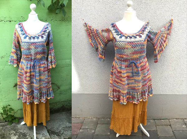 Bunt gestreiftes Häkelkleid mit ausgestellten 3/4-Ärmeln und Taillentunnelzug auf einer Schaufensterpuppe