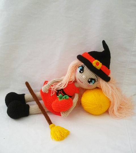 Crochet pattern of Annie, the little witch PDF english-deutsch-dutch doll XL