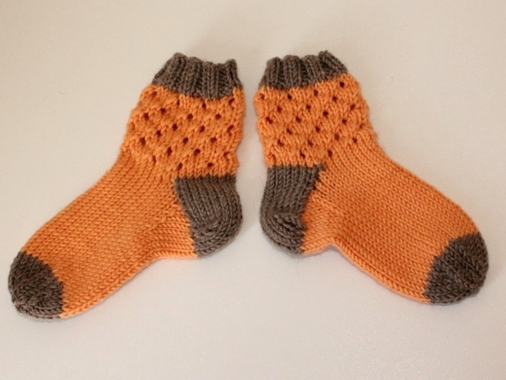 Strickanleitung Babyset, Mütze und Socken, Lochmuster, ca. 5 - 12 Monate