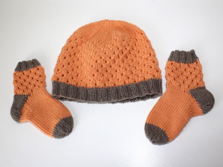 Strickanleitung Babyset, Mütze und Socken, Lochmuster, ca. 5 - 12 Monate