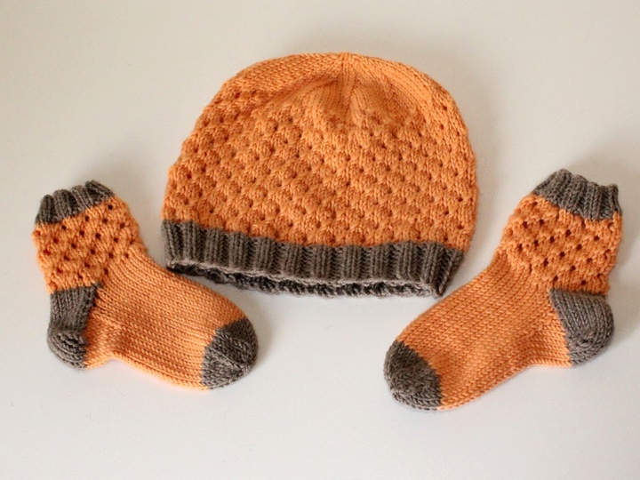 Strickanleitung Babyset, Mütze und Socken, Lochmuster, ca. 5 - 12 Monate