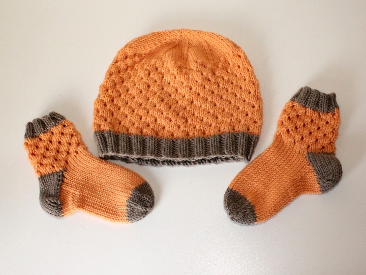 Strickanleitung Babyset, Mütze und Socken, Lochmuster, ca. 5 - 12 Monate
