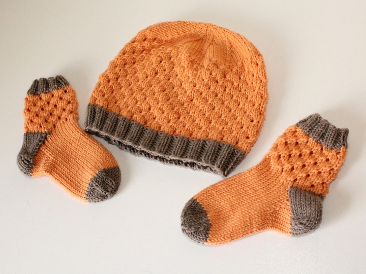 Strickanleitung Babyset, Mütze und Socken, Lochmuster, ca. 5 - 12 Monate