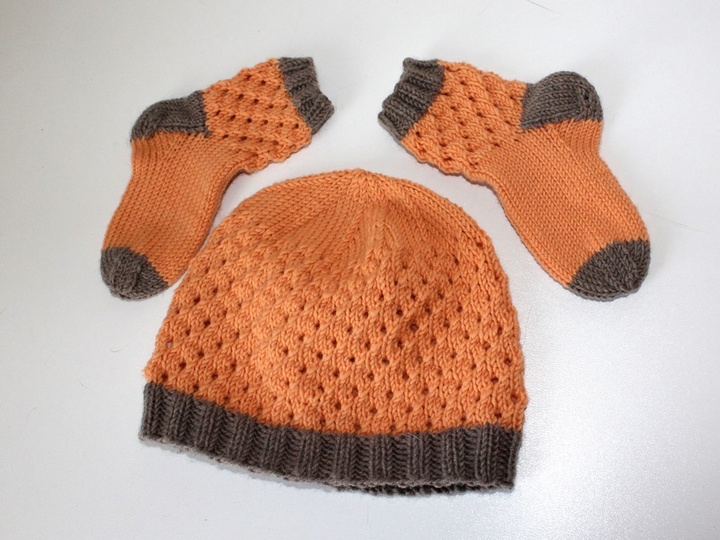Strickanleitung Babyset, Mütze und Socken, Lochmuster, ca. 5 - 12 Monate