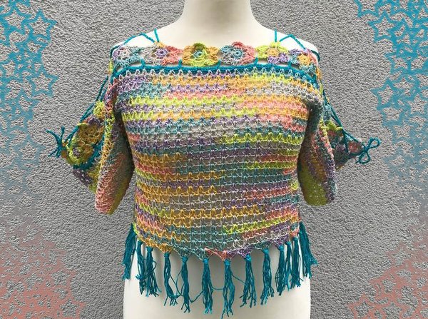 Farbenfrohes gehäkeltes Boho-Top mit schulterfreiem Schnitt, floraler Bordüre und Fransen