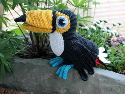 Crochet Toucy the Toucan – amigurumi bird with a big beak (EN & DE)