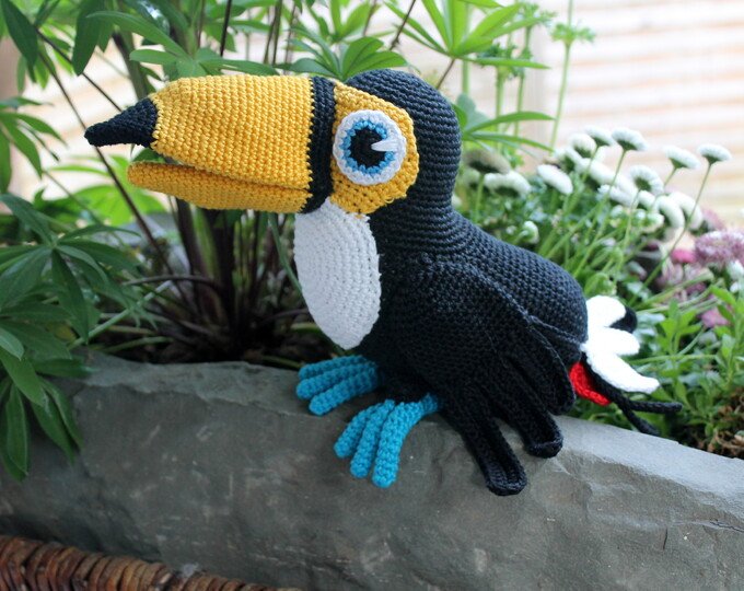 Crochet Toucy the Toucan – amigurumi bird with a big beak (EN & DE)