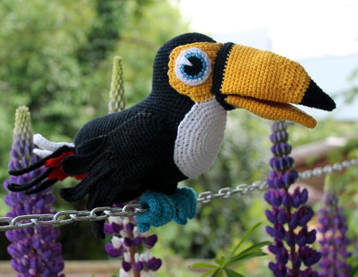 Crochet Toucy the Toucan – amigurumi bird with a big beak (EN & DE)