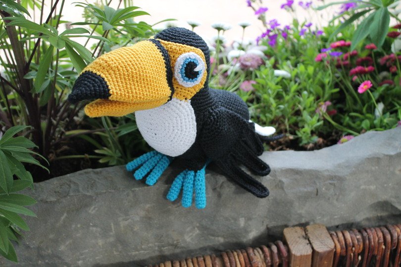 Crochet Toucy the Toucan – amigurumi bird with a big beak (EN & DE)
