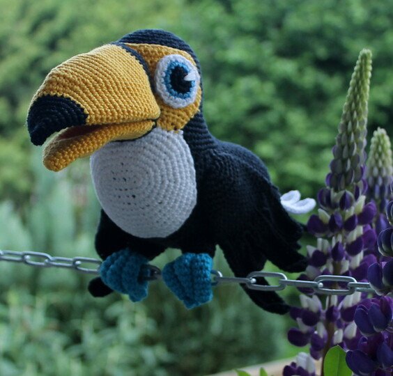 Crochet Toucy the Toucan – amigurumi bird with a big beak (EN & DE)