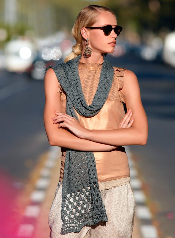 Strickschal Sayeh mit Häkelbordüren