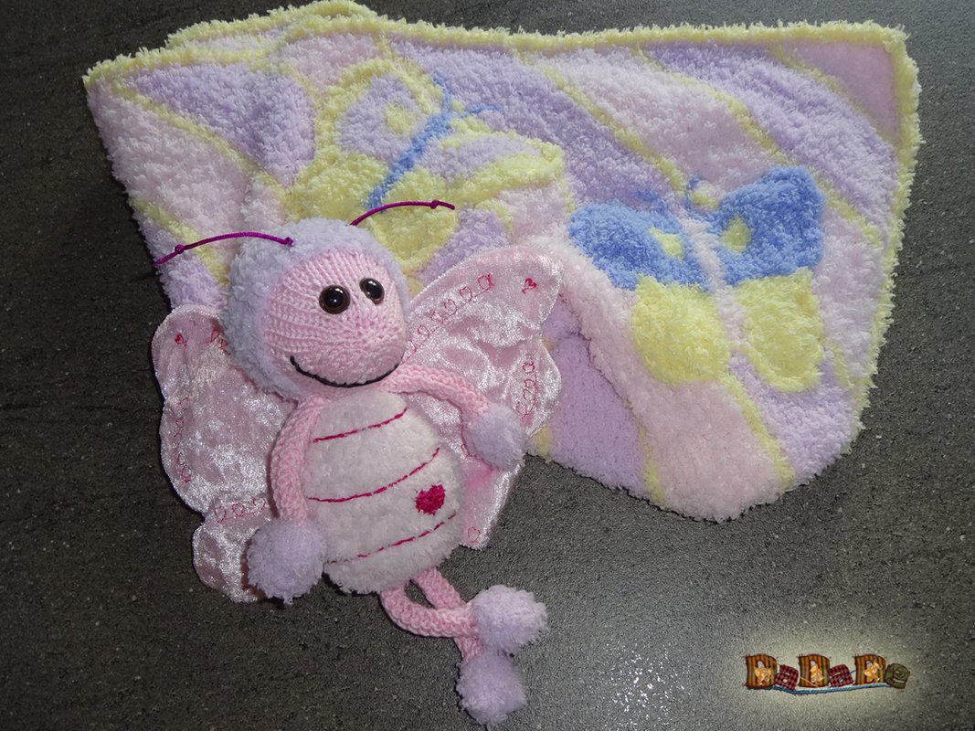 Kuschelige Baby-Decke mit Schmetterling, Strickanleitung von DaDaDe