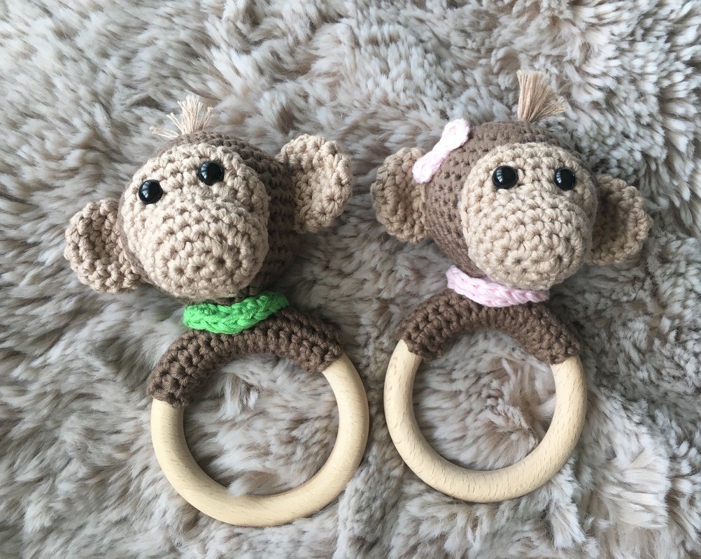Häkelanleitung Affenrassel mit Holzring