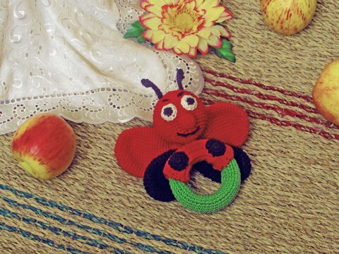 Rattle ladybug Pattern crochet rattle baby newborn teething ring with wooden beads ring, rattle, baby shower gift.